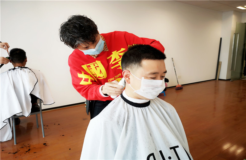 2020年2月21日，由于受疫情影響中天八建特與專業(yè)造型公司聯(lián)系，出資聘請(qǐng)三名優(yōu)秀的“Tony”老師上門為員工免費(fèi)理發(fā)，暖心之舉得到了員工的贊譽(yù)。