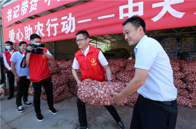 十噸！中天九建愛心助農(nóng)，直采滯銷大蒜！