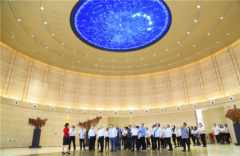 2020中秋來臨之際，中天六建機(jī)關(guān)150余名員工參觀學(xué)習(xí)中國建筑科技館，共同探索建筑之美。