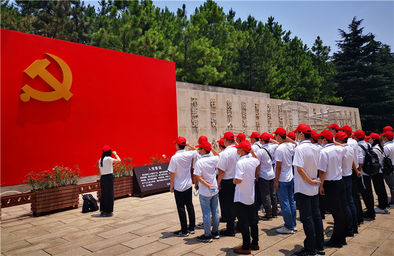 2020年6月30日，中天三建黨支部組織上海區(qū)域、蘇南分公司全體黨員及部分流動(dòng)黨員、預(yù)備黨員、入黨積極分子等40余人赴嘉興南湖開展“七一”主題黨建活動(dòng)。