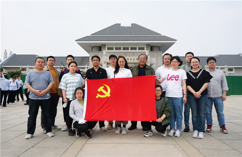 2021年5月20日下午，天怡設(shè)計開展“迎接建黨百年華誕”主題活動，組織企業(yè)黨員參觀周恩來鄧穎超紀念館。