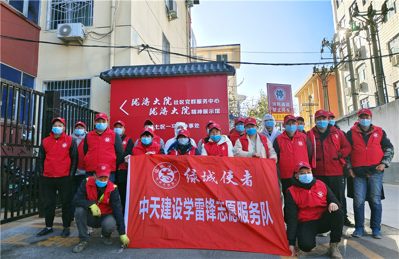 2021年12月1日，中天九建項目部的志愿者走進“感動中國”隴海大院社區(qū)，聆聽鄰里大愛的故事，開展“綠城使者—小紅象·健康行”全城消殺志愿服務活動。