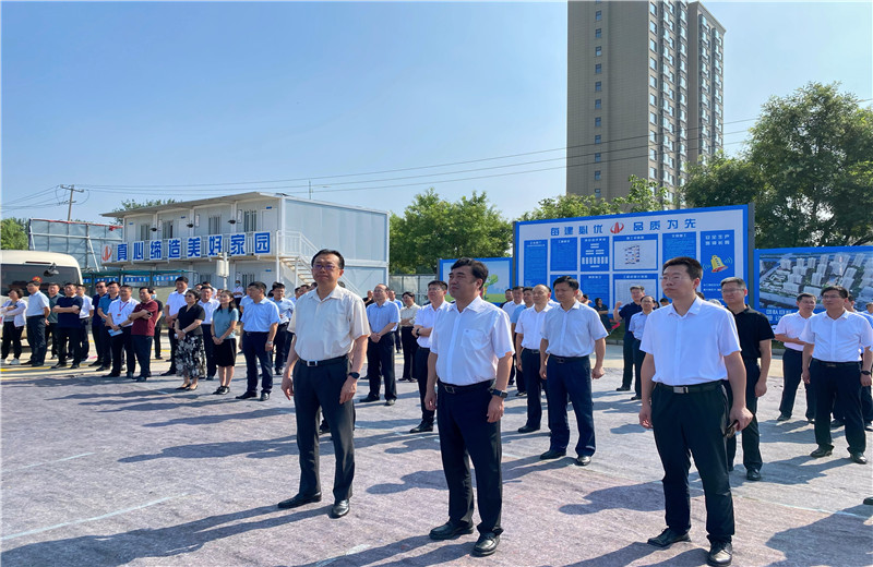 2022年7月24日，青島市委常委、膠州市委書記張新竹一行蒞臨中天建設(shè)集團膠東分公司綠城鳳起潮鳴A區(qū)項目工地，對項目現(xiàn)場進行實地觀摩。