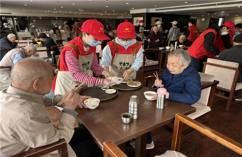 2023年4月12日，控股集團志愿者走進杭州市上城區(qū)雨花敬老院開展公益志愿服務(wù)。