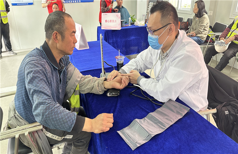 五一前夕，天津公司組織開展為項目一線職工提供愛心剪發(fā)、愛心義診、愛心贈飲、愛心咨詢、愛心加餐服務(wù)，給工友們送去了勞動節(jié)的問候。