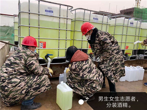 從山東采購拉到松滋市分裝，并發(fā)往全市醫(yī)院的醫(yī)用酒精.jpg